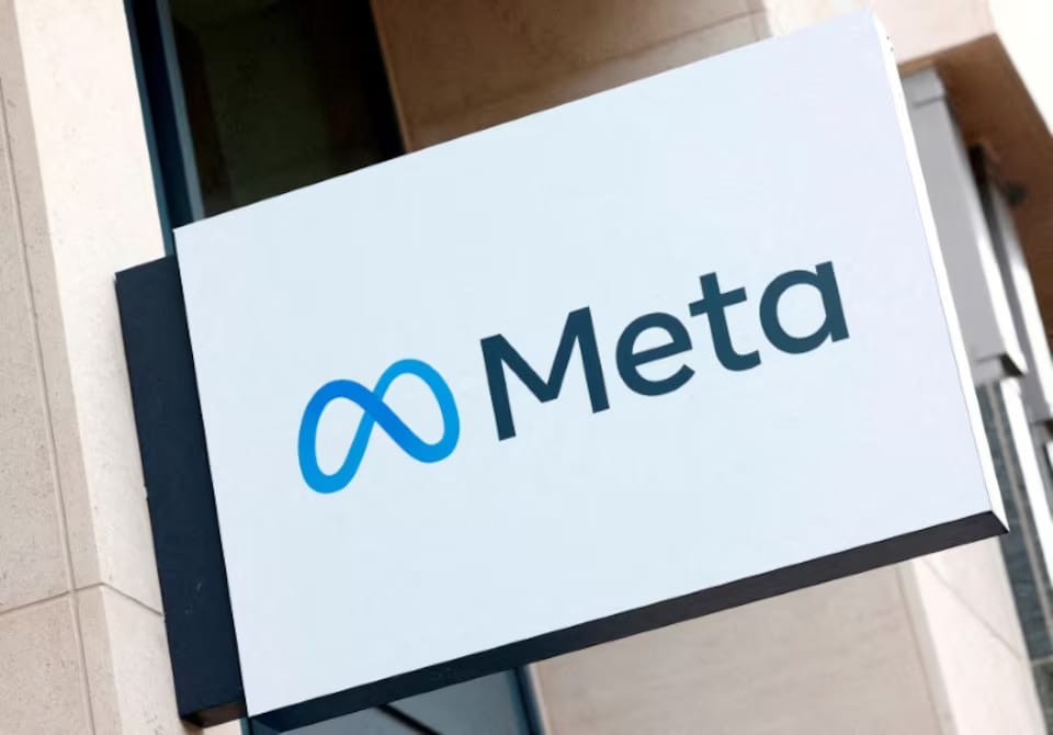 В статье описывается, как Meta тестирует свой первый внутренний чип для обучения ИИ, что поможет снизить зависимость от Nvidia и сократить расходы на инфраструктуру. Чип из серии MTIA, совместно с TSMC, может стать ключевым для будущих приложений ИИ.