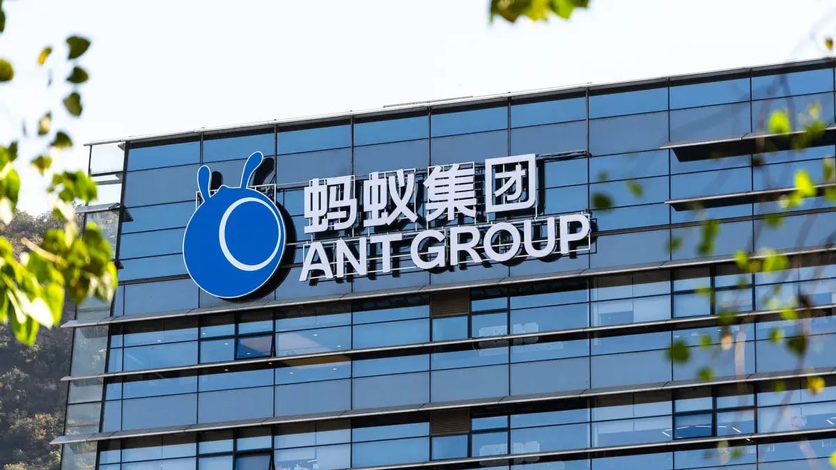 Аналитическая статья о том, как Ant Group, при поддержке Alibaba, изменяет правила игры в разработке ИИ, используя отечественные чипы от Alibaba и Huawei, что позволило снизить затраты и достичь производительности, сопоставимой с Nvidia H800.