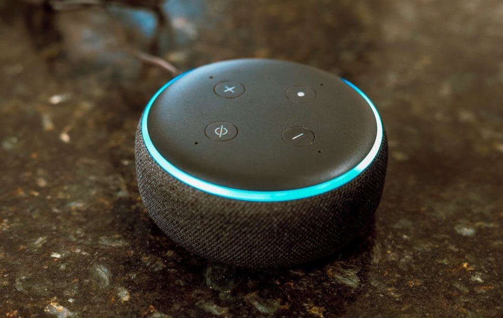 Аналитическая статья о решении Amazon убрать опцию «Не отправлять голосовые записи», заменяемой на «Не сохранять записи», что приводит к немедленной отправке всех ваших голосовых команд в облако и вызывает серьезные вопросы по приватности.