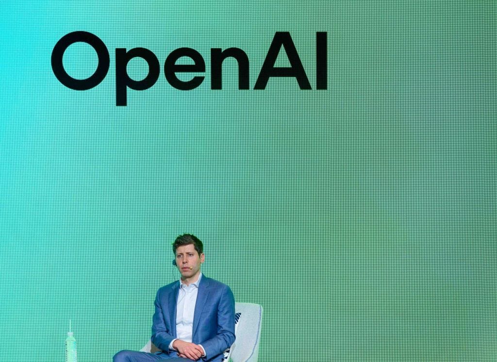 Статья рассказывает о нарастающем конфликте между OpenAI и Илоном Маском. После взаимных обвинений и судебных исков, OpenAI отвечает на критику Маска по поводу изменения своей миссии и перехода к модели 'capped-profit'. В центре спора – баланс между коммерческими интересами и некоммерческими целями компании, а также вопросы этики и прозрачности в развитии ИИ.